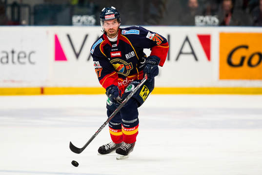 Djurgårdens Mikael Samuelsson med pucken