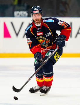 Djurgårdens Mikael Samuelsson med pucken
