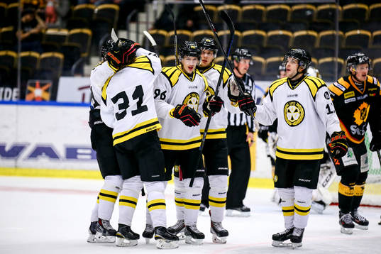 Brynäs Oskar Lindblom och Pathrik Westerholm jublar