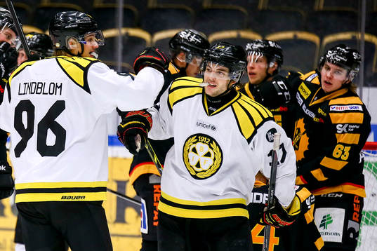 Brynäs Oskar Lindblom och Pathrik Westerholm jublar