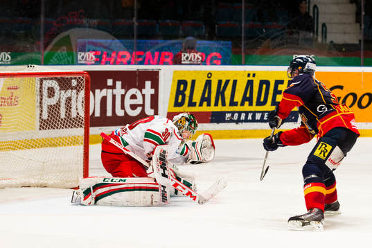 Modos målvakt Linus Ullmark släpper in