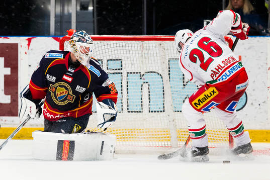Djurgårdens målvakt Mikael Tellqvist ser på när Modos