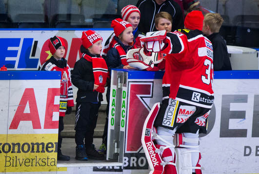 Örebros målvakt Julius Hudacek tar ut flera ungdomar på