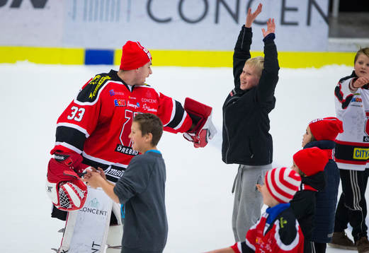 Örebros målvakt Julius Hudacek tar ut flera ungdomar på