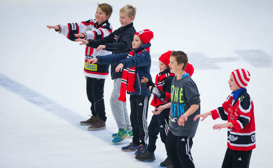 Örebros målvakt Julius Hudacek tar ut flera ungdomar på