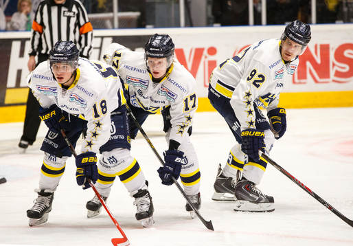 s Kevin Fiala, Emil Johansson och Teemu Laine i avvaktan