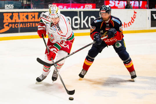 Modos Emil Djuse i kamp om pucken med Djurgårdens Mikael