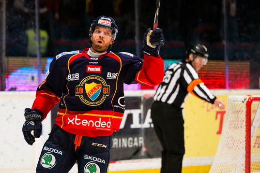 Djurgårdens Mikael Samuelsson jublar