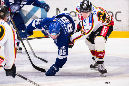 Leksands Toni Kähkönen faller bredvid Luleås Lucas