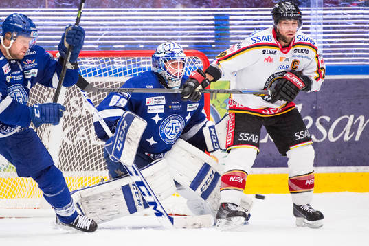 Luleås Chris Abbott skymmer sikten för Leksands målvakt
