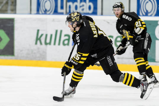 s Jonathan Andersson skjuter ett skott