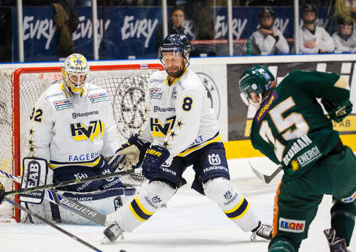 s Jere Karalahti täcker framför målvakt Gustaf Wesslau