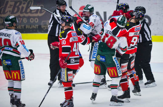 Frölundas Anton Blidh och Örebros Jakub Krejcik slåss i