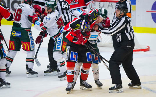 Frölundas Anton Blidh och Örebros Jakub Krejcik slåss i