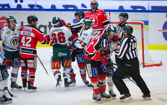 Frölundas Anton Blidh och Örebros Jakub Krejcik slåss i