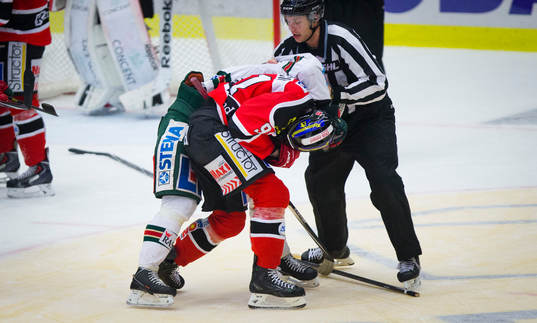 Frölundas Anton Blidh och Örebros Jakub Krejcik slåss i