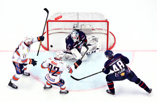 Mål 0-4 av Växjös Nick Johnson förbi Linköpings David