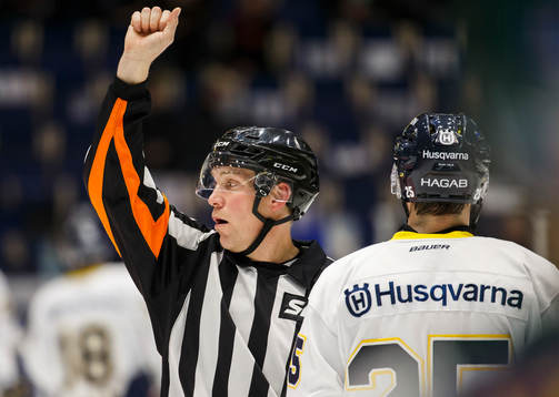 Domare Mikael Holm höjer armen