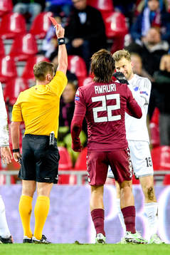 FC Köpenhamns  Mikael Antonsson får rött kort