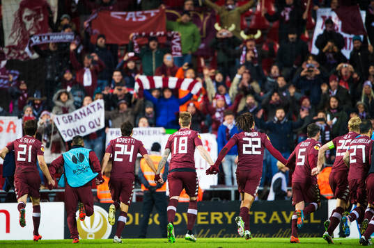 Torinos Pontus Jansson och övriga spelare tackar publiken
