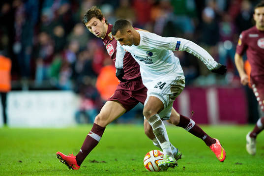 Torinos Gastón Silva jagar FC Köpenhamns  Youssef Toutouh
