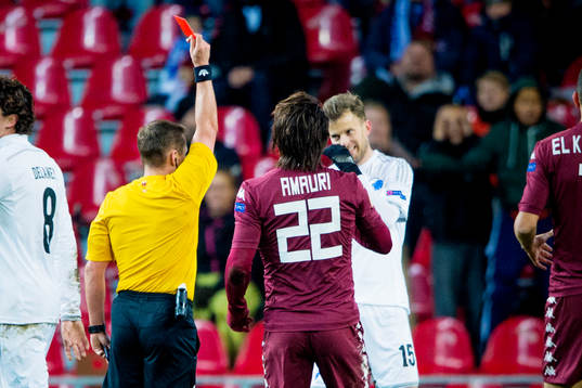 Domare Vladislav Bezborodov ger FC Köpenhamns  Mikael