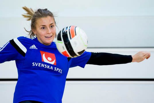 Sveriges Isabelle Gulldén spelar fotboll