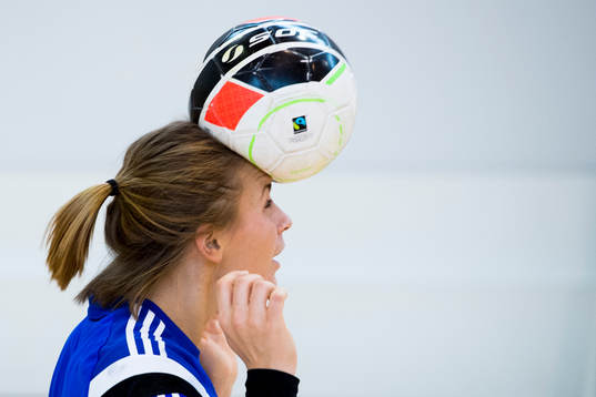 Sveriges Isabelle Gulldén nickar en fotboll