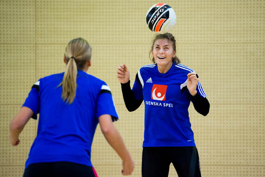 Sveriges Isabelle Gulldén och målvakt Johanna Bundsen