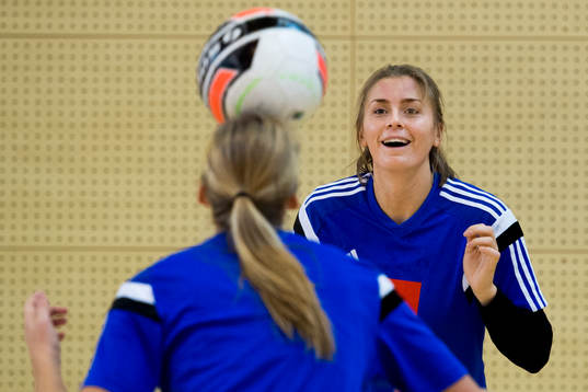 Sveriges Isabelle Gulldén och målvakt Johanna Bundsen