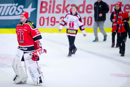 Örebros målvakt Julius Hudacek tar ut flera ungdomar på