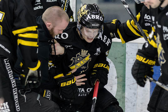 s Petter Lindberg får hjälp