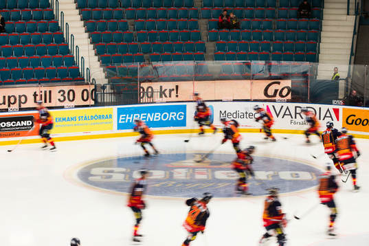 Djurgårdens spelare värmer upp innan ishockeymatchen i