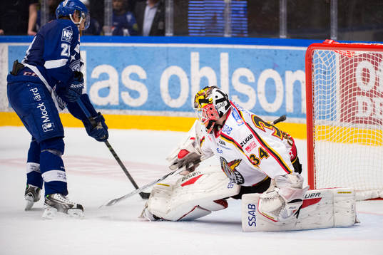 Luleås målvakt Joel Lassinantti räddar frilänge av