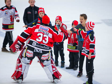 Örebros målvakt Julius Hudacek tar ut flera ungdomar på
