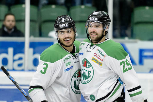 Rögles Almen Bibic och Ludvig Rensfeldt firar