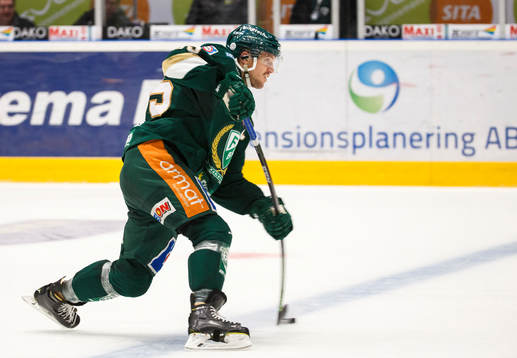 Färjestads Ole-Kristian Tollefsen laddar för skott
