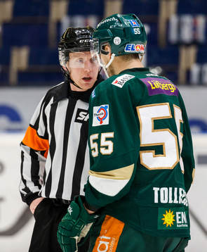 Färjestads Ole-Kristian Tollefsen samtalar med domare