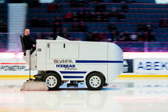 En ismaskin spolar isen innan ishockeymatchen i SHL mellan