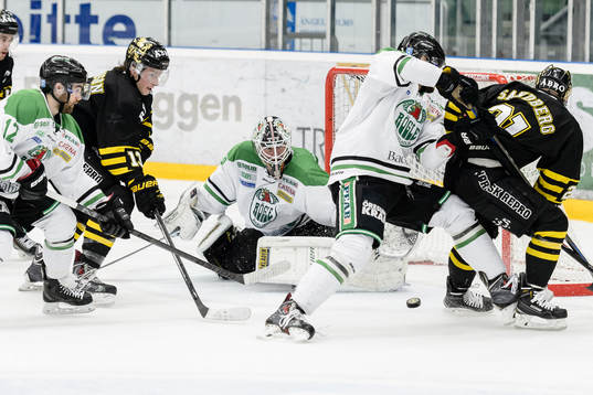 Trång framför Rögles målvakt Lars Volden