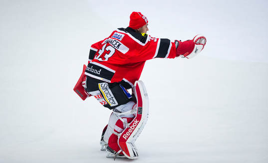 Örebros målvakt Julius Hudacek tar ut flera ungdomar på