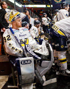s målvakt Gustaf Wesslau sitter i båset och deppar