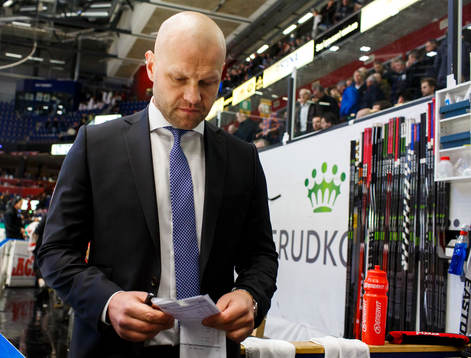s tränare Andreas Johansson deppar