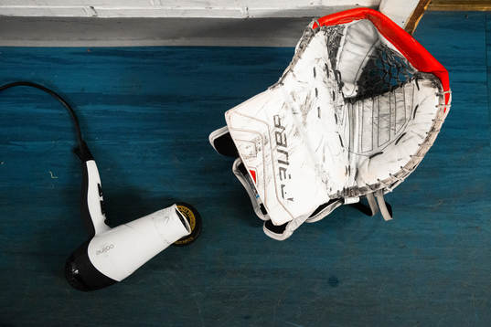En hårtork och en plockhandske i spelargången