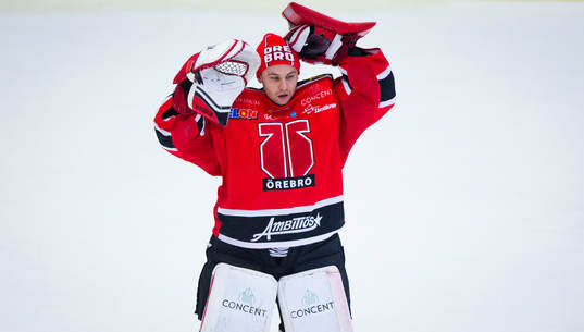 Örebros målvakt Julius Hudacek tar ut flera ungdomar på