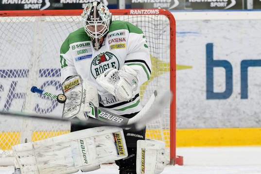 Rögles målvakt Lars Volden räddar