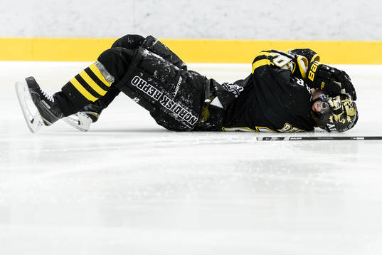s Christopher Bengtsson blir liggande