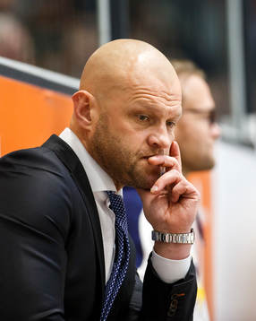 s tränare Andreas Johansson deppar