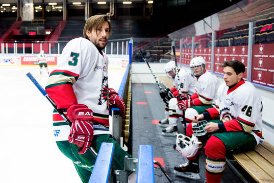 Bläddra bland fler bilder av Fotboll, IFK Göteborg tränar ishockey