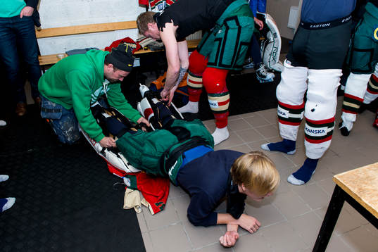 Målvakt Marcus Sandberg hjälper Billy Nordström infö en